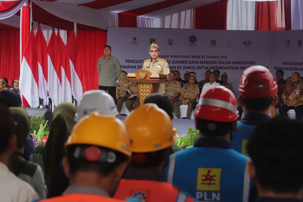 Menaker Yassierli menghadiri pencanangan Bulan K3 Nasional Tahun 2025 di Kawasan Industri Terpadu Batang (KITB), Batang, Selasa (14/1/2025). (Dok. Kemnaker)