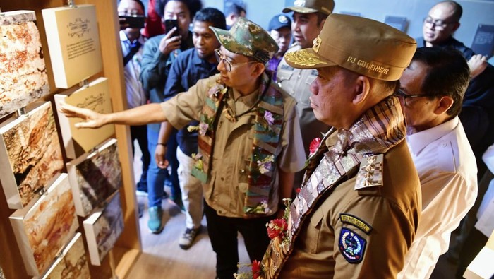 Menbud RI Fadli Zon didampingi Pj Gubernur Sulsel Fadjry Djufry meninjau Leang-Leang Archaeological Park, Kabupaten Maros.