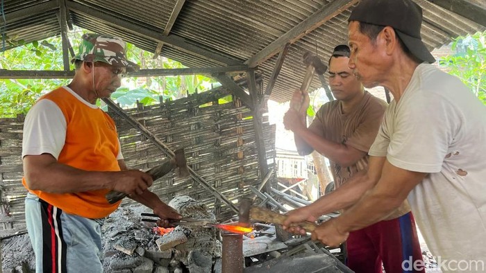 Mengintip Produksi Bendo Ala Pande Besi yang Eksis 53 Tahun di Mojokerto