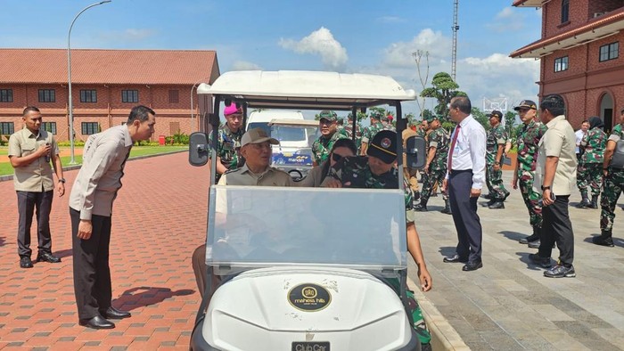 Menhan Sjafrie kunjungi SMA Taruna Nusantara di Pagak, Malang.