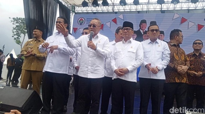 Menko Pangan Zulkifli Hasan (tengah) saat menghadiri acara Hari Desa Nasional di Desa Cisaat, Kecamatan Ciater, Kabupaten Subang, Jawa Barat.