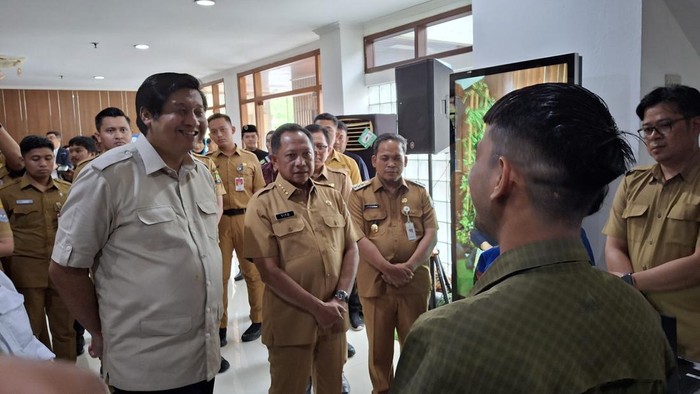 Menteri Dalam Negeri (Mendagri) Tito Karnavian dan Menteri Perumahan dan Kawasan Permukiman Maruarar Sirait meninjau layanan retribusi Persetujuan Bangunan Gedung (PBG) di Kantor Pemkot Tangerang.
