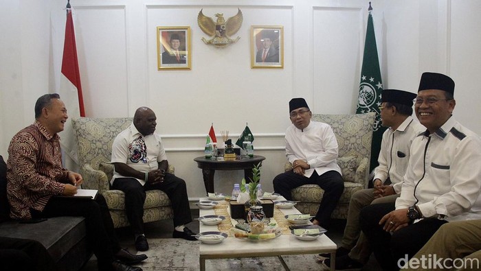 Menteri HAM Natalius Pigai Bertemu Gus Yahya di Kantor PBNU Menteri Hak Asasi Manusia (HAM) Natalius Pigai bersama Wamen HAM Mugiyanto bertemu dengan Ketua Umum PBNU Yahya Cholil Staquf (Gus Yahya) di Jakarta, Selasa (14/1/2025). Kedua belah pihak membicarakan isu-isu HAM seperti kolaborasi penguatan serta edukasi HAM di lingkungan pendidikan dibawah PBNU seperti pesantren, sekolah, hingga perguruan tinggi.