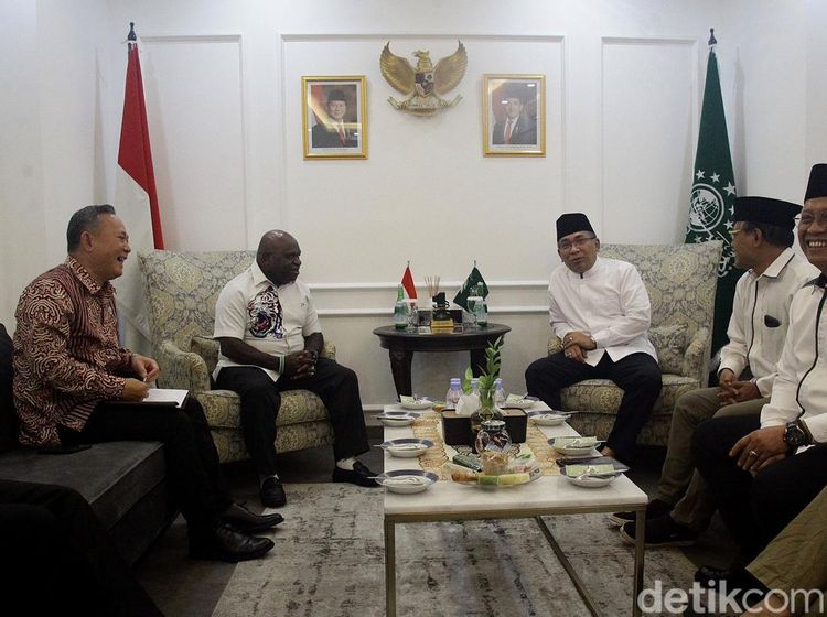 Menteri HAM Natalius Pigai Bertemu Gus Yahya di Kantor PBNU