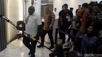 Natalius Pigai memberikan keterangan pers terkait pertemuannya dengan Gus Yahya.  