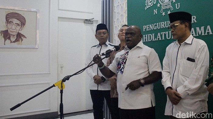 Menteri HAM Natalius Pigai Bertemu Gus Yahya di Kantor PBNU Menteri Hak Asasi Manusia (HAM) Natalius Pigai bersama Wamen HAM Mugiyanto bertemu dengan Ketua Umum PBNU Yahya Cholil Staquf (Gus Yahya) di Jakarta, Selasa (14/1/2025). Kedua belah pihak membicarakan isu-isu HAM seperti kolaborasi penguatan serta edukasi HAM di lingkungan pendidikan dibawah PBNU seperti pesantren, sekolah, hingga perguruan tinggi.