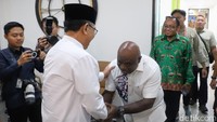 Kedatangan Natalius Pigai disambut oleh Yahya Cholil Staquf (Gus Yahya) di kantor PBNU, Jakarta Pusat, Selasa (14/1/2025).