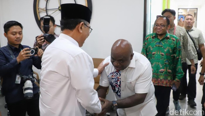 Menteri Hak Asasi Manusia (HAM) Natalius Pigai bersama Wamen HAM Mugiyanto  bertemu dengan Ketua Umum PBNU Yahya Cholil Staquf (Gus Yahya) di Jakarta, Selasa (14/1/2025). Kedua belah pihak membicarakan isu-isu HAM seperti kolaborasi penguatan serta edukasi HAM di lingkungan pendidikan dibawah PBNU seperti pesantren, sekolah, hingga perguruan tinggi.