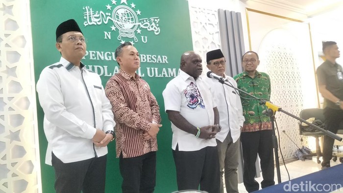 Menteri HAM Natalius Pigai menyambangi kantor PBNU. Pigai mengenang kedekatannya dengan Presiden ke-4 RI, Abdurrahman Wahid (Gus Dur) yang juga tokoh NU. (Maulani M/detikcom)