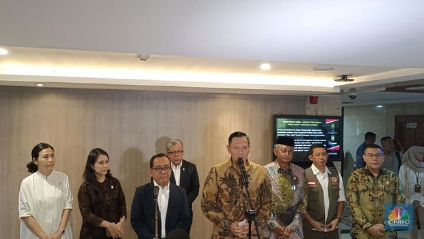 Menteri Koordinator Bidang Infrastruktur dan Pembangunan Kewilayahan, Agus Harimurti Yudhoyono (AHY) saat konferensi pers di kantornya, Selasa (14/1/2025). (CNBC Indonesia/Martya)