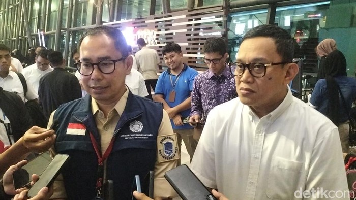 Menteri P2MI Abdul Kadir Karding dan Direktur Pelindungan WNI Kemlu Judha Nugraha.