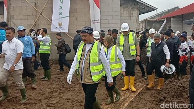 Menteri Sosial Republik Indonesia Saifullah Yusuf mengunjungi pembangunan Kampung Nelayan Sejahtera Bermartabat di Desa Eretan Kulon, Kecamatan Kandanghaur, Kabupaten Indramayu