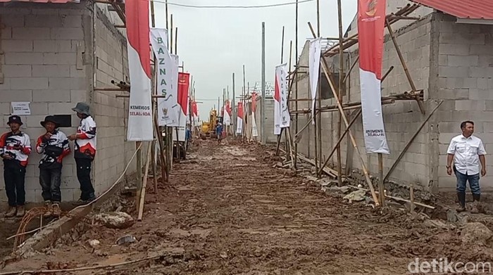 Menteri Sosial Republik Indonesia Saifullah Yusuf mengunjungi pembangunan Kampung Nelayan Sejahtera Bermartabat di Desa Eretan Kulon, Kecamatan Kandanghaur, Kabupaten Indramayu