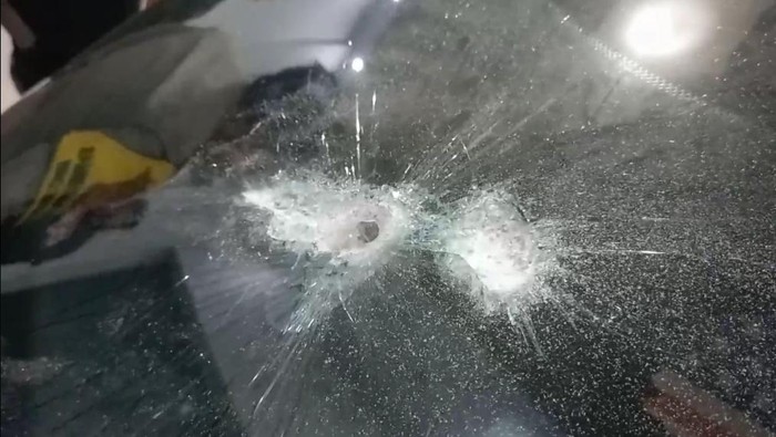 Mobil mewah yang turut menjadi sasaran amukan pelaku.