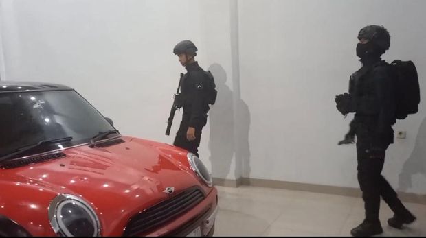 Mobil mewah yang turut menjadi sasaran amukan pelaku.