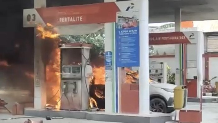 Mobil terbakar di SPBU Amessangeng, Wajo saat mengisi BBM. Dok. Istimewa.