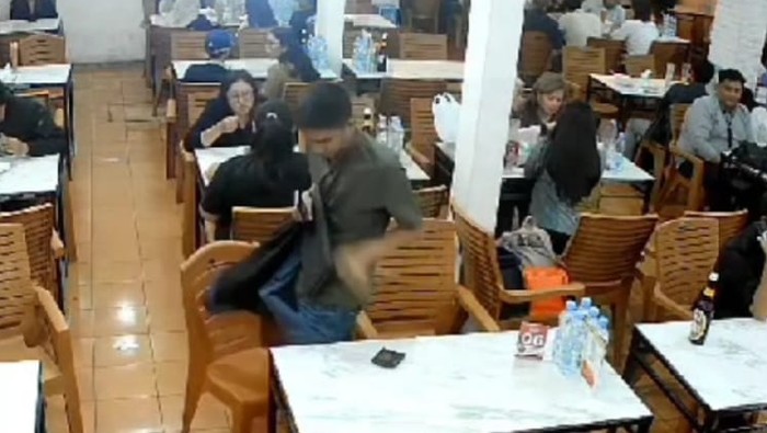 Momen maling modus geser tas di restoran Tebet, Jaksel, kabur dengan membawa laptop korban.