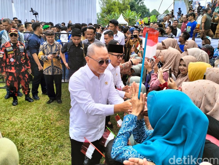 Momen saat Menteri Desa dan Pembangunan Daerah Tertinggal Yandri Susanto dan rombongan disambut saat hadir di acara peringa.