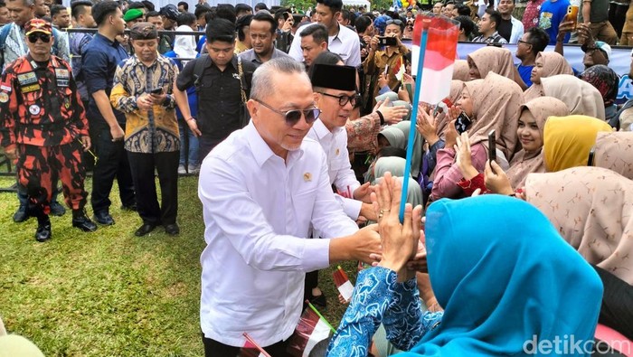 Momen saat Menteri Desa dan Pembangunan Daerah Tertinggal Yandri Susanto dan rombongan disambut saat hadir di acara peringa.
