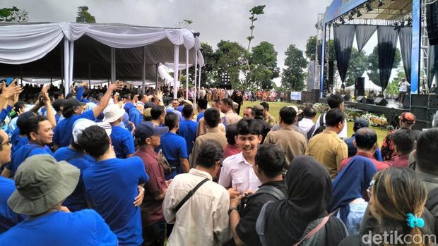 Momen saat Menteri Desa dan Pembangunan Daerah Tertinggal Yandri Susanto dan rombongan disambut saat hadir di acara peringa.