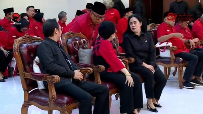 Momen saat Sidarto Danusubroto membisiki Megawati Soekarnoputri di HUT PDIP