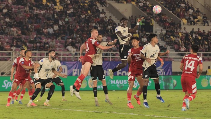Momen striker PSM Makassar Balotelli mencetak gol lewat sundulannya ke gawang Persis Solo dalam laga Liga 1 2024/2025 di Stadion Manahan.
