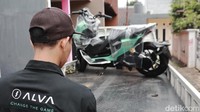 Motor listrik Alva Cervo Q diantar dalam kondisi baru dan masih ditutup plastik. Foto: Farhan Nurhuda & Luthfi Andika / detikOto