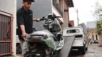 Petugas menurunkan motor Alva Cervo Q dari mobil pikap untuk kemudian diserahkan kepada pemenang. Foto: Farhan Nurhuda & Luthfi Andika / detikOto