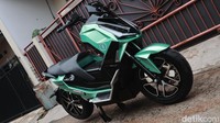 Desrizal dan istrinya mengaku akan menggunakan motor hadiah tersebut sebagai kendaraan harian. Sebab, motor lama mereka sudah cukup tua dan banyak masalah. Foto: Farhan Nurhuda & Luthfi Andika / detikOto