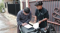 Desrizal sebagai pemenang menandatangani surat serah terima dari Alva. Foto: Farhan Nurhuda & Luthfi Andika / detikOto