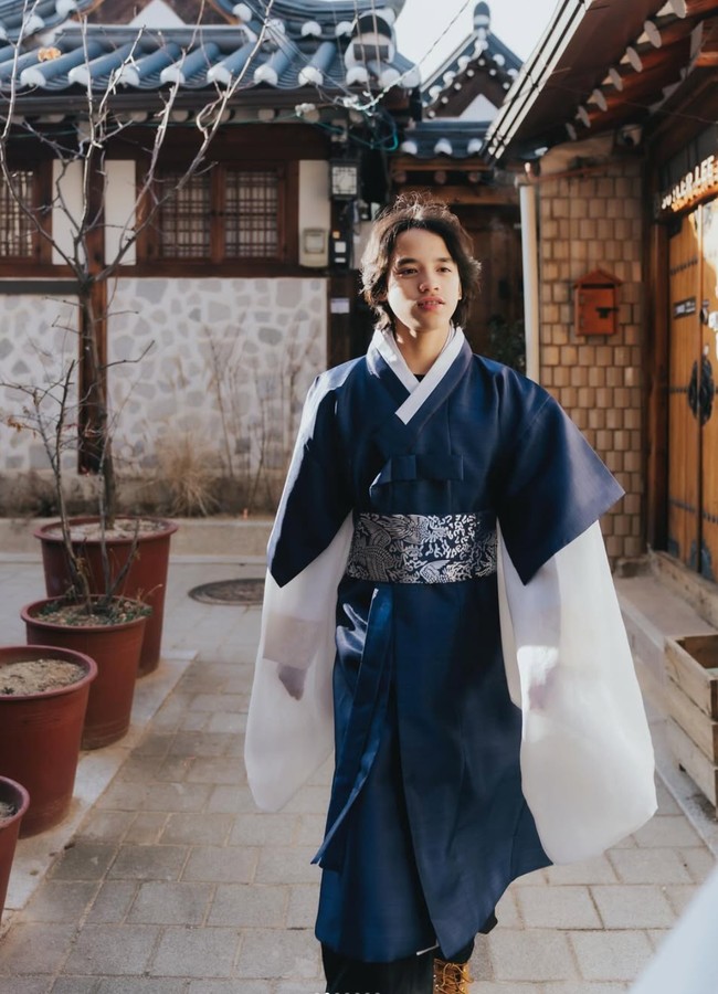 Noah memilih Hanbok berwarna biru dan putih. Beberapa menyebut penampilan Noah bak pangeran Korea. “Noah udah auranya kya putra mahkota,” komentar salah seorang netizen. “Noah vibe nya cem pangeran shin princess hours deh,” tambah netizen lain. Foto: Instagram/@itsmebcl