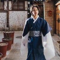 Noah memilih Hanbok berwarna biru dan putih. Beberapa menyebut penampilan Noah bak pangeran Korea. “Noah udah auranya kya putra mahkota,” komentar salah seorang netizen. “Noah vibe nya cem pangeran shin princess hours deh,” tambah netizen lain. Foto: Instagram/@itsmebcl
