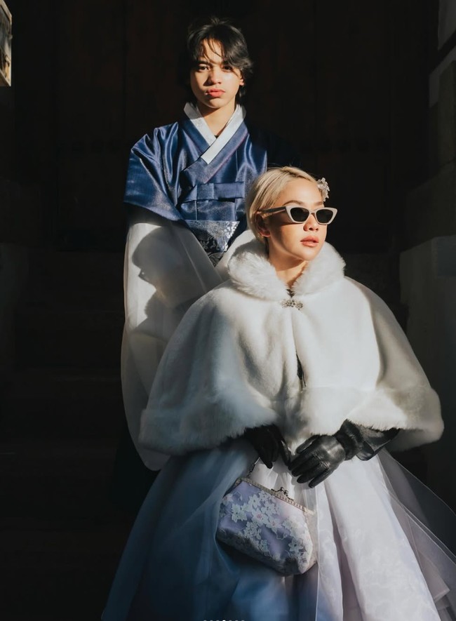 Berpose bersama sang mama, vibe keduanya bak kakak-adik alih-alih anak-ibu. BCL sendiri tampil cantik dan stylish dengan Hanbok berpadu mantel bulu warna putih yang dikenakannya. Foto: Instagram/@itsmebcl