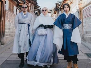 7 Foto Noah Sinclair Putra BCL Pakai Hanbok, Tampan Bak Pangeran Korea