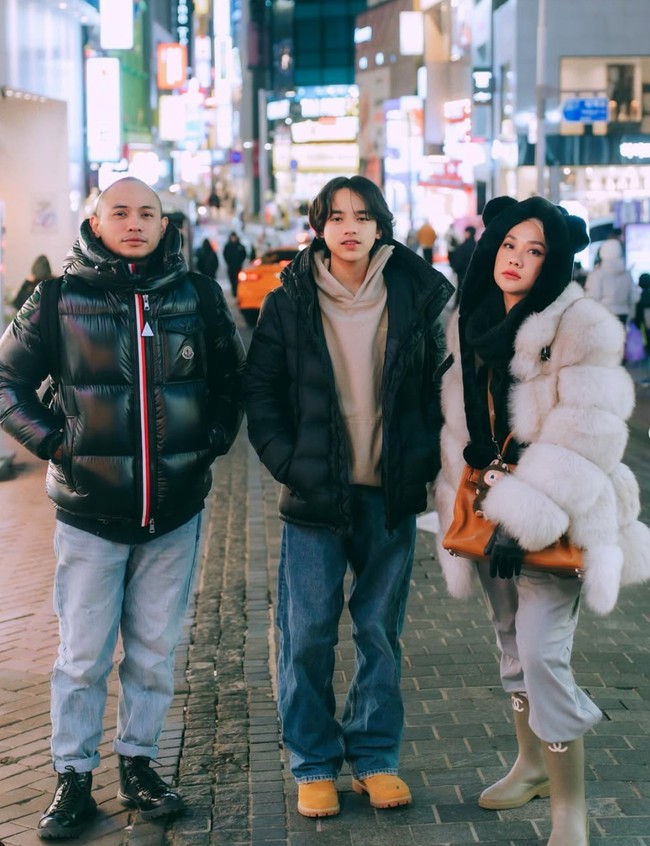 Selama di Korea, Noah juga terlihat selalu tampil stylish dengan gayanya yang simpel. Seperti dalam foto, Noah memadukan sweater coklat dengan celana panjang jeans dan jaket hitam. Foto: Instagram/@itsmebcl