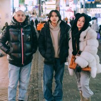 Selama di Korea, Noah juga terlihat selalu tampil stylish dengan gayanya yang simpel. Seperti dalam foto, Noah memadukan sweater coklat dengan celana panjang jeans dan jaket hitam. Foto: Instagram/@itsmebcl
