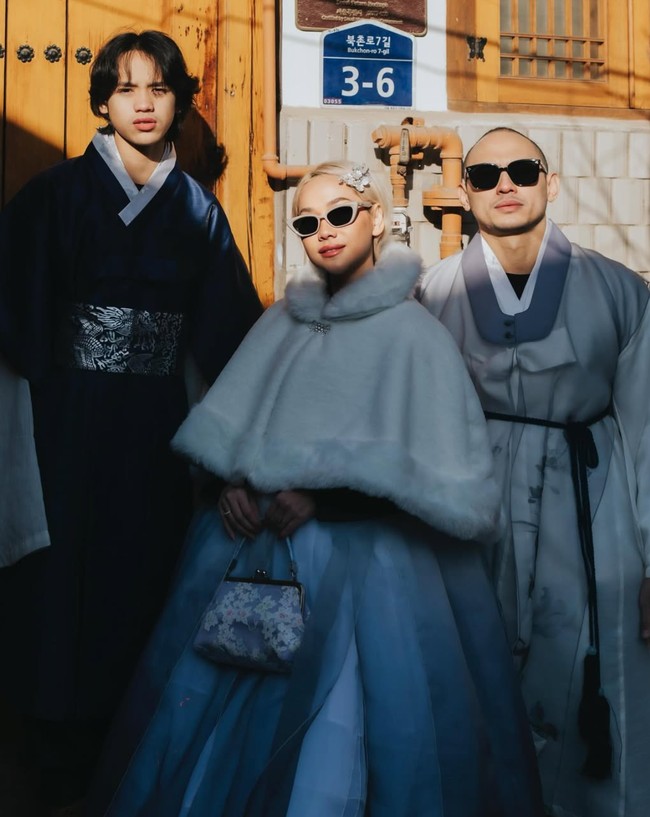 Putra semata wayang penyanyi Bunga Citra Lestari terlihat ikut berlibur ke Korea. Bersama kedua orangtuanya, Noah juga menjajal mengenakan pakaian tradisional Korea, Hanbok. Foto: Instagram/@itsmebcl
