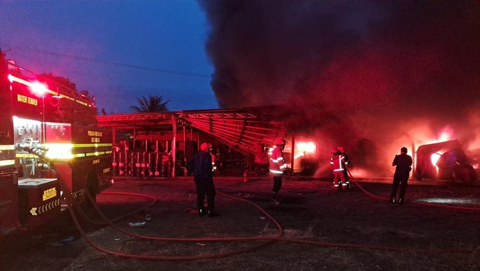 Pabrik pengepresan ban di Bantargebang, Kota Bekasi, kebakaran tadi pagi.