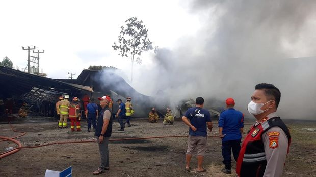 Pabrik pengepresan ban di Bantargebang, Kota Bekasi, kebakaran tadi pagi.