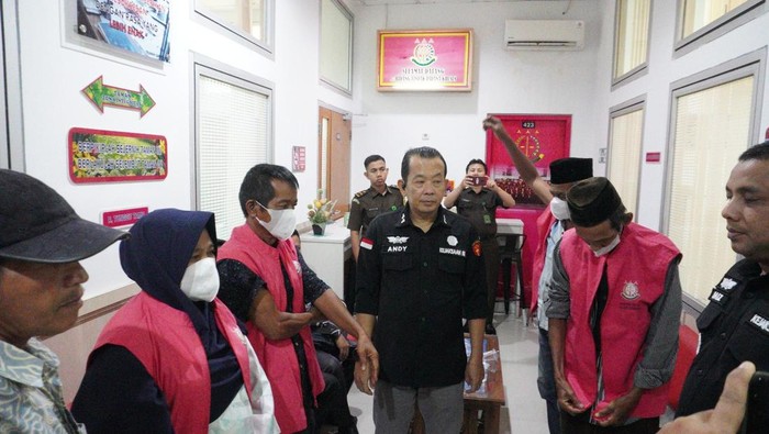 Para tersangka saat hendak dibawa ke rutan. (dok. Kejati Sumbar)
