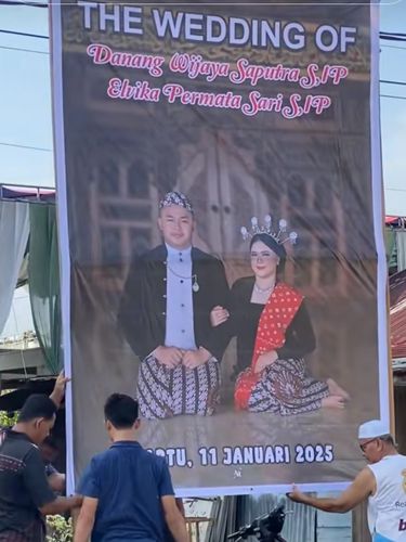 Pasangan pengantin di Riau ini memasang baliho bak kampanye caleg untuk menyambut para tamu undangan. Postingan tersebut langsung viral di TikTok.