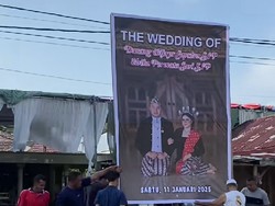 Pernikahan Viral, Bukan Pasang Janur Kuning Malah Baliho Foto Pengantin