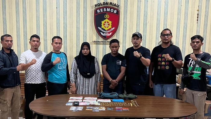 Pasangan suami istri saat ditangkap. (Dok Humas Polda Riau)
