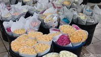 Bangunan pasar yang didominasi dengan warna hijau ini terbagi menjadi Blok A, B, dan C. Untuk dua blok pertama yakni, A dan B, berada di kawasan pasar sisi Selatan. Lalu untuk blok C berada di pasar sisi Utara. Dua blok pertama dipenuhi dengan bunga segar seperti mawar warna-warni, krisan, bunga matahari bertangkai panjang, dan bunga lili dalam jumlah banyak. Sementara di Blok C yang terletak di seberang jalan terdapat banyak toko yang menjual bunga tabur dan dekorasi.