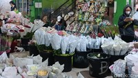 Ketika pertama kali sampai di Pasar Bunga Rawa Belong, pengunjung akan langsung disambut dengan wangi bunga yang semerbak hingga ke luar pasar dengan aneka bunga berwarna-warni. Bunga-bunga yang berjejer rapi layaknya kebun bunga menjadi pemandangan sehari-hari semakin menakjubkan.