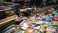 Pasar ini cukup strategis mengingat berada persis di samping Stasiun Kebayoran Lama, jadi mudah dijangkau untuk kamu yang menggunakan transportasi umum.