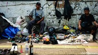 Destinasi wisata belanja ini jadi alternatif kamu untuk mencari barang-barang yang murah. Pedagang di sini banyak menawarkan berbagai varian barang, mulai dari aksesoris seperti kacamata, jam tangan hingga sepatu.