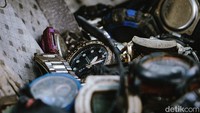 Jadi buat kamu yang penasaran dengan barang-barang di sini bisa langsung datang dan jajal pengalaman mencari barang bekas yang masih bagus dengan harga yang miring.