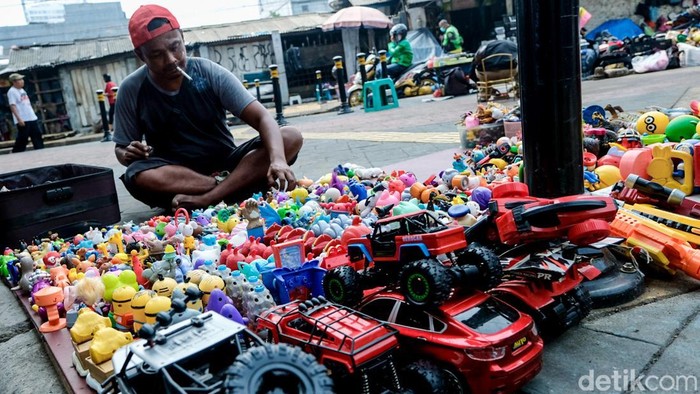 Pasar Loak Kebayoran Lama, Alternatif Wisata Barang Bekas di Jakarta Buat kamu yang senang dengan wisata belanja anti mainstream bisa berkunjung ke Pasar Loak Kebayoran Lama. Jika beruntung, barang antik dengan harga miring bisa ditemukan.