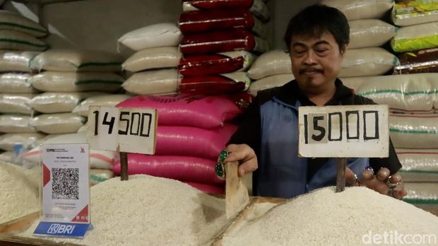 Pedagang dan pembeli di Pasar Kosambi dimudahkan dengan transaksi QRIS.
